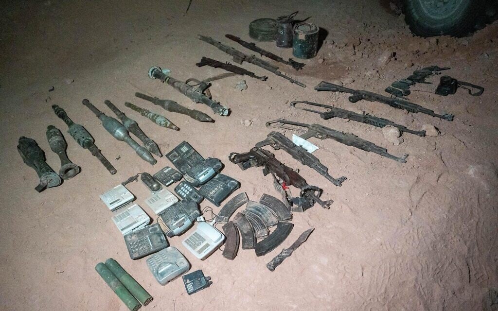 Des armes trouvées par les soldats dans un tunnel du Hamas à Khan Younès, dans le sud de Gaza, une photo diffusée le 9 juin 2025. (Crédit : Tsahal)