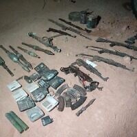 Des armes trouvées par les soldats dans un tunnel du Hamas à Khan Younès, dans le sud de Gaza, une photo diffusée le 9 juin 2025. (Crédit : Tsahal)