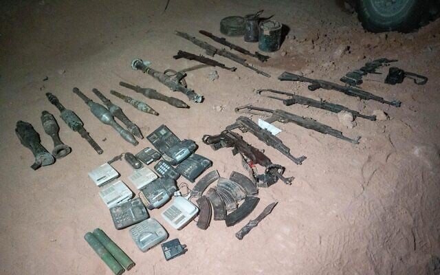 Des armes trouvées par les soldats dans un tunnel du Hamas à Khan Younès, dans le sud de Gaza, une photo diffusée le 9 juin 2025. (Crédit : Tsahal) Des armes trouvées par les soldats dans un tunnel du Hamas à Khan Younès, dans le sud de Gaza, une photo diffusée le 9 juin 2025. (Crédit : Tsahal)