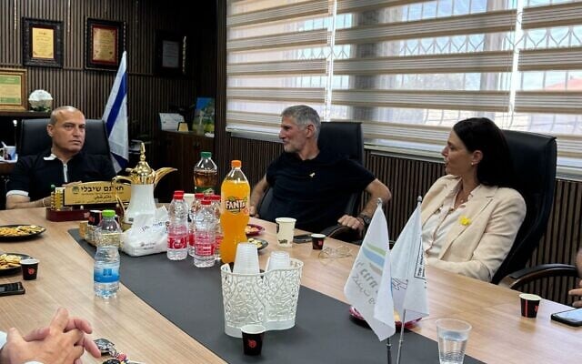 Le président du parti des Démocrates Yair Golan (au centre) lors d'une réunion à Shibli, le 19 juin 2025. (Autorisations)