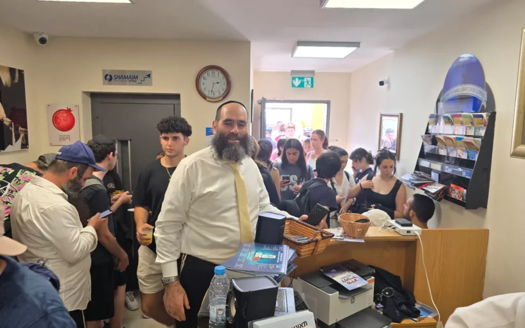 Le rabbin Zeev Raskin aide à organiser l'aide aux Israéliens bloqués à Chypre au Chabad de Chypre à Larnaca, en juin 2025 (Crédit : 'Habad de Chypre) Le rabbin Zeev Raskin aide à organiser l'aide aux Israéliens bloqués à Chypre au Chabad de Chypre à Larnaca, en juin 2025 (Crédit : 'Habad de Chypre)