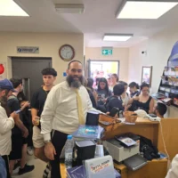 Le rabbin Zeev Raskin aide à organiser l'aide aux Israéliens bloqués à Chypre au Chabad de Chypre à Larnaca, en juin 2025 (Crédit : 'Habad de Chypre)