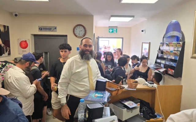 Le rabbin Zeev Raskin aide à organiser l'aide aux Israéliens bloqués à Chypre au Chabad de Chypre à Larnaca, en juin 2025 (Crédit : 'Habad de Chypre)