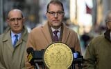 Le président de l'arrondissement de Manhattan, Mark Levine (au centre), s'exprimant lors d'une conférence de presse à laquelle participent des descendants de survivants de la Shoah et des défenseurs du Congrès juif mondial pour demander aux dirigeants de la ville de retirer les noms de l'ancien ministre français de la Guerre Philippe Pétain et de l'ancien Premier ministre français Pierre Laval du « Canyon des Héros », à New York, le 27 janvier 2023. (Crédit : Angela Weiss/AFP)