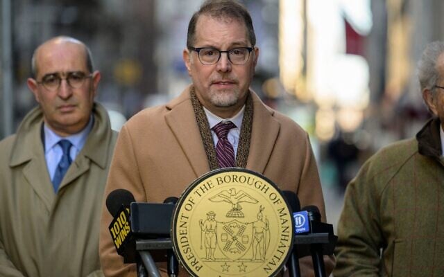 Le président de l'arrondissement de Manhattan, Mark Levine (au centre), s'exprimant lors d'une conférence de presse à laquelle participent des descendants de survivants de la Shoah et des défenseurs du Congrès juif mondial pour demander aux dirigeants de la ville de retirer les noms de l'ancien ministre français de la Guerre Philippe Pétain et de l'ancien Premier ministre français Pierre Laval du « Canyon des Héros », à New York, le 27 janvier 2023. (Crédit : Angela Weiss/AFP) Le président de l'arrondissement de Manhattan, Mark Levine (au centre), s'exprimant lors d'une conférence de presse à laquelle participent des descendants de survivants de la Shoah et des défenseurs du Congrès juif mondial pour demander aux dirigeants de la ville de retirer les noms de l'ancien ministre français de la Guerre Philippe Pétain et de l'ancien Premier ministre français Pierre Laval du « Canyon des Héros », à New York, le 27 janvier 2023. (Crédit : Angela Weiss/AFP)