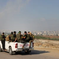 Des terroristes du Hamas se dirigent vers le passage d'Erez, entre Israël et le nord de la bande de Gaza, lors de l'offensive lancée par le groupe terroriste le 7 octobre 2023. (Crédit : Mohammed ABED / AFP)