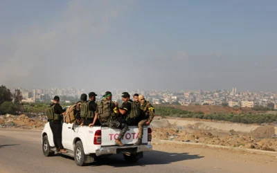 Des terroristes du Hamas se dirigeant vers le passage d'Erez entre Israël et le nord de la bande de Gaza, lors de l'assaut sanglant du groupe terroriste palestinien le 7 octobre 2023. (Crédit : Mohammed Abed/AFP)