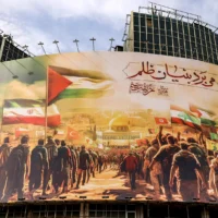 Une immense affiche représentant des musulmans marchant avec leurs drapeaux nationaux vers le Dôme du Rocher à Jérusalem est érigée sur la place Valiasr, dans le centre de Téhéran, le 25 octobre 2023. (Crédit : Atta Kenare / AFP)