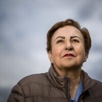 L'avocate iranienne et lauréate du prix Nobel de la paix 2003, Shirin Ebadi, posant pour une photo lors de la présentation de l'exposition « Dessins pour la liberté », marquant la journée internationale de la liberté de la presse, sur les rives du lac Léman, à Genève, le 3 mai 2024. (Crédit : Fabrice Coffrini/AFP)