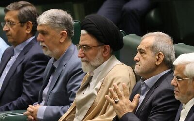 Le ministre iranien du Renseignement, Esmaïl Khatib (au centre), aux côtés du président iranien Massoud Pezeshkian (au centre à droite), avant un discours devant les membres du Parlement, à Téhéran, en Iran, le 17 août 2024. (Crédit : Atta Kenare/AFP)