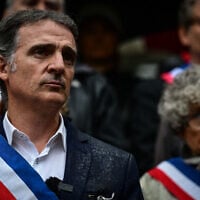 Le maire de Grenoble, Eric Piolle, participe à un rassemblement en hommage à un employé municipal abattu le 8 septembre par un chauffard, à Grenoble, le 9 septembre 2024. « Il n'aimait pas l'injustice et cela lui a coûté la vie » : la ville de Grenoble et ses collègues, sous le choc, ont rendu un vibrant hommage lundi à l'employé municipal abattu la veille par un chauffard, toujours recherché. Lilian Dejean, agent de propreté de 49 ans, était en service dimanche matin sur le boulevard Jean-Pain, dans le centre-ville de Grenoble, lorsque, témoin d'un accident de la circulation, il a tenté d'empêcher l'agresseur de prendre la fuite. Touché de deux balles au thorax, il est décédé peu après. (Photo : OLIVIER CHASSIGNOLE / AFP)