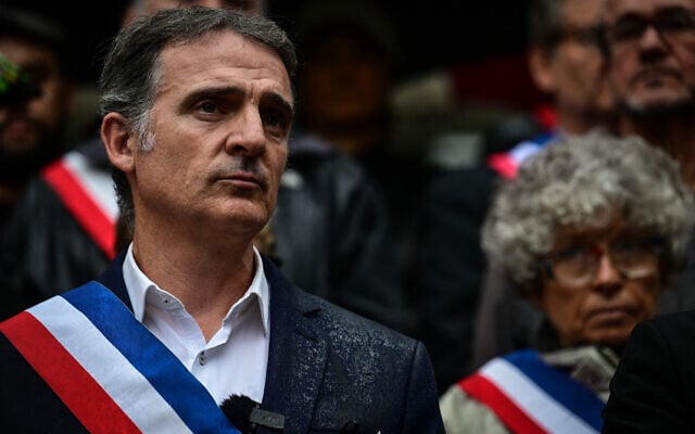 Le maire de Grenoble, Eric Piolle, participe à un rassemblement en hommage à un employé municipal abattu le 8 septembre par un chauffard, à Grenoble, le 9 septembre 2024. « Il n'aimait pas l'injustice et cela lui a coûté la vie » : la ville de Grenoble et ses collègues, sous le choc, ont rendu un vibrant hommage lundi à l'employé municipal abattu la veille par un chauffard, toujours recherché. Lilian Dejean, agent de propreté de 49 ans, était en service dimanche matin sur le boulevard Jean-Pain, dans le centre-ville de Grenoble, lorsque, témoin d'un accident de la circulation, il a tenté d'empêcher l'agresseur de prendre la fuite. Touché de deux balles au thorax, il est décédé peu après. (Photo : OLIVIER CHASSIGNOLE / AFP)