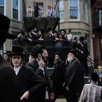 Illustration : Des milliers d'hommes hassidiques convergent pour les funérailles de Rachmastrivka Rebbe à Borough Park, Brooklyn, le 16 août 2023. (Spencer Platt/Getty Images/AFP)