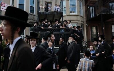 Illustration : Des milliers d'hommes hassidiques convergent pour les funérailles de Rachmastrivka Rebbe à Borough Park, Brooklyn, le 16 août 2023. (Spencer Platt/Getty Images/AFP)