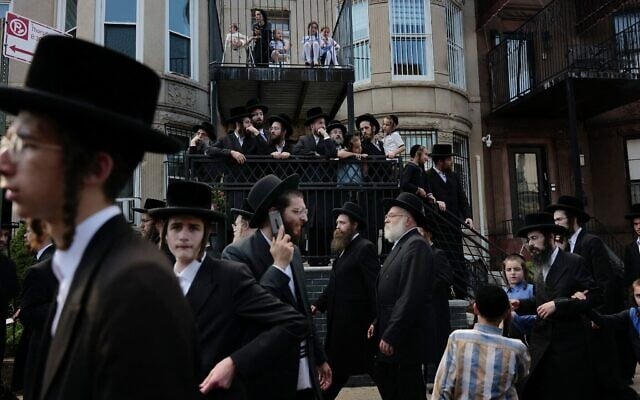 Illustration : Des milliers d'hommes hassidiques convergent pour les funérailles de Rachmastrivka Rebbe à Borough Park, Brooklyn, le 16 août 2023. (Spencer Platt/Getty Images/AFP)