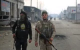 Photo d'illustration: Des combattants de l'Armée nationale syrienne soutenue par la Turquie patrouillent sur une route dans la région de Manbij, dans la province d'Alep, au nord-est de la province, le 4 janvier 2025, au milieu de combats entre groupes soutenus par la Turquie et forces dirigées par les Kurdes près du barrage de Tishreen. (Crédit : Aaref Watad / AFP)