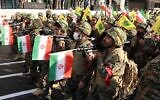 Des membres des forces paramilitaires iraniennes (Basij) défilent avec des armes et des drapeaux lors d'un rassemblement anti-israélien à Téhéran, en Iran, le 10 janvier 2025. (Photo : AFP)