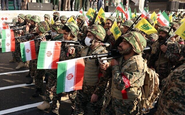 Des membres des forces paramilitaires iraniennes (Basij) défilent avec des armes et des drapeaux lors d'un rassemblement anti-israélien à Téhéran, en Iran, le 10 janvier 2025. (Photo : AFP) Des membres des forces paramilitaires iraniennes (Basij) défilent avec des armes et des drapeaux lors d'un rassemblement anti-israélien à Téhéran, en Iran, le 10 janvier 2025. (Photo : AFP)