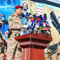Le brigadier Yahya Saree Qasim, porte-parole des Houthis du Yémen, prend la parole lors d'un rassemblement dénonçant Israël et en solidarité avec les Palestiniens dans la capitale, Sanaa ,contrôlée par les Houthis, le 17 janvier 2025. (Mohammed HUWAIS / AFP)