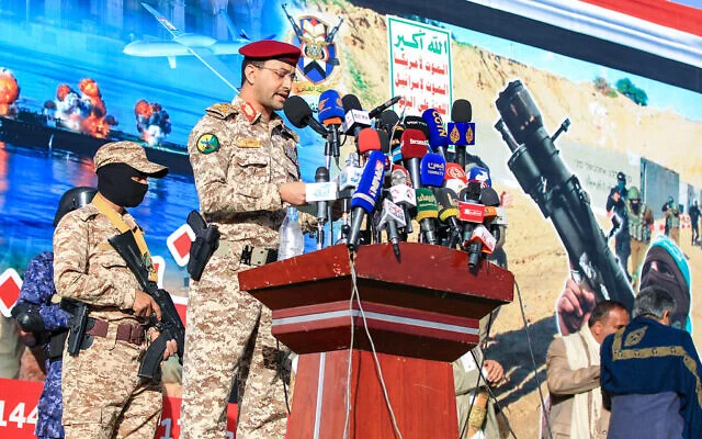 Le brigadier Yahya Saree Qasim, porte-parole des Houthis du Yémen, prend la parole lors d'un rassemblement dénonçant Israël et en solidarité avec les Palestiniens dans la capitale, Sanaa ,contrôlée par les Houthis, le 17 janvier 2025. (Mohammed HUWAIS / AFP)
