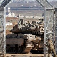 Le 2 mars 2025, un soldat de l'armée israélienne ferme la porte derrière un char de combat Merkava qui a franchi la clôture de barbelés pour entrer dans la zone tampon surveillée par l'ONU pour séparer les forces israéliennes et syriennes sur le plateau du Golan, près du point de contrôle de l'ONU à Quneitra. (Photo de Jalaa MAREY / AFP)