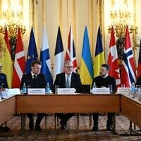 (De gauche à droite) La Présidente de la Commission européenne Ursula von der Leyen, le Président finlandais Alexander Stubb, le Président français Emmanuel Macron, le Premier ministre britannique Keir Starmer, le Président ukrainien Volodymyr Zelensky, le Président par intérim roumain Ilie Bolojan, le Président du Conseil européen Antonio Costa et le Premier ministre canadien Justin Trudeau entament une réunion plénière lors d'un sommet tenu à Lancaster House au centre de Londres le 2 mars 2025. (JUSTIN TALLIS / POOL / AFP)