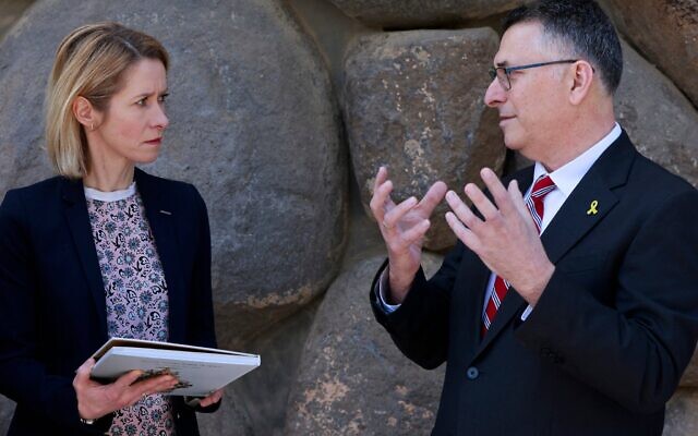 La chef de la diplomatie européenne, Kaja Kallas (à gauche), écoutant le ministre des Affaires étrangères Gideon Saar lors d'une visite au mémorial de la Shoah Yad Vashem, à Jérusalem, le 24 mars 2025. (Crédit : Menahem Kahana/AFP) La chef de la diplomatie européenne, Kaja Kallas (à gauche), écoutant le ministre des Affaires étrangères Gideon Saar lors d'une visite au mémorial de la Shoah Yad Vashem, à Jérusalem, le 24 mars 2025. (Crédit : Menahem Kahana/AFP)