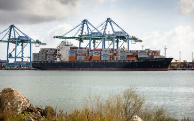 Un navire au port de Fos-sur-Mer (Bouches-du-Rhône), le 24 mars 2025. (Crédit : CLEMENT MAHOUDEAU / AFP)