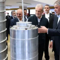Une photo distribuée par la présidence iranienne montre le président Massoud Pezeshkian (2e à droite) et le chef de l'Organisation iranienne de l'énergie atomique, Mohammad Eslami (à droite), lors de la « Journée nationale de la technologie nucléaire », à Téhéran, le 9 avril 2025. (Présidence iranienne / AFP)