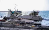 Les destructions occasionnées par une frappe israélienne contre des positions des terroristes houthis dans le port de la ville yéménite de Hodeida, le 6 mai 2025. (Crédit : AFP)