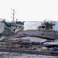 Les destructions occasionnées par une frappe israélienne contre des positions des terroristes houthis dans le port de la ville yéménite de Hodeida, le 6 mai 2025. (Crédit : AFP)