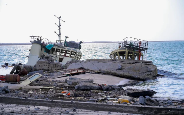 Les destructions occasionnées par une frappe israélienne contre des positions des terroristes houthis dans le port de la ville yéménite de Hodeida, le 6 mai 2025. (Crédit : AFP)