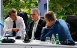 De gauche à droite : le président français Emmanuel Macron, le Premier ministre britannique Keir Starmer et le chancelier allemand Friedrich Merz lors d'une réunion du sommet de la Communauté politique européenne (CPE), à Tirana, en Albanie, le 16 mai 2025. (Photo de Ludovic MARIN / AFP)