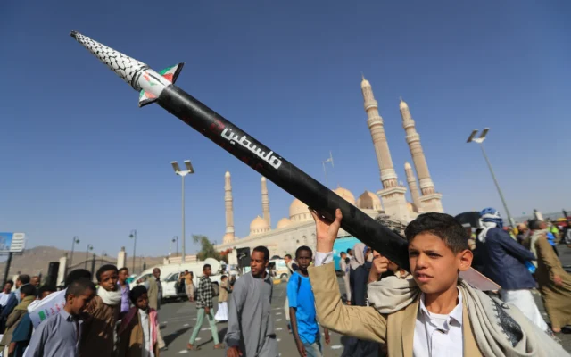 Un jeune Yéménite portant une maquette de missile lors d'un rassemblement anti-Israël en solidarité avec Gaza, dans la capitale de Sanaa, placée sous le contrôle des Houthis, le 16 mai 2025. (Crédit : Mohammed Huwais/AFP) Un jeune Yéménite portant une maquette de missile lors d'un rassemblement anti-Israël en solidarité avec Gaza, dans la capitale de Sanaa, placée sous le contrôle des Houthis, le 16 mai 2025. (Crédit : Mohammed Huwais/AFP)