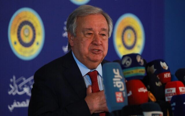 Le secrétaire général de l'ONU, Antonio Guterres, tenant une conférence de presse en marge du 34e sommet de la Ligue arabe, à Bagdad, en Irak, le 17 mai 2025. (Crédit : Ameer al-Mohammedawi/POOL/AFP) Le secrétaire général de l'ONU, Antonio Guterres, tenant une conférence de presse en marge du 34e sommet de la Ligue arabe, à Bagdad, en Irak, le 17 mai 2025. (Crédit : Ameer al-Mohammedawi/POOL/AFP)