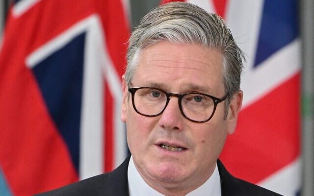 Le Premier ministre britannique Keir Starmer s'exprimant lors d'une conférence de presse, dans un quartier général militaire au nord-ouest de Londres, le 22 mai 2025. (Crédit : Thomas Krych/POOL/AFP) Le Premier ministre britannique Keir Starmer s'exprimant lors d'une conférence de presse, dans un quartier général militaire au nord-ouest de Londres, le 22 mai 2025. (Crédit : Thomas Krych/POOL/AFP)