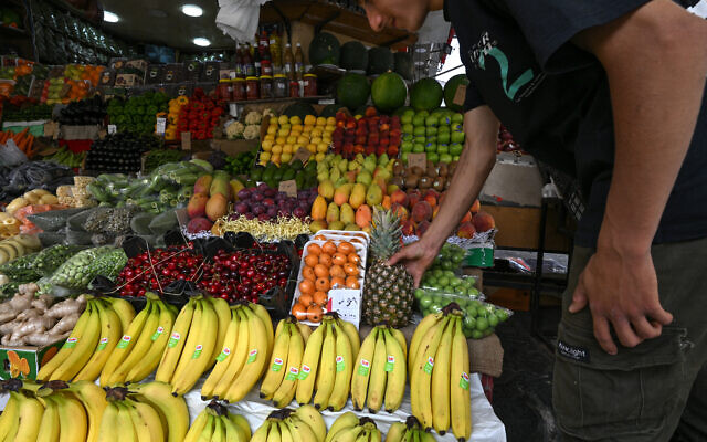 Un homme saisit un ananas à l'étal d'un marchand de fruits et légumes vendant des produits qui n'étaient pas disponibles sous le règne du président déchu Bashar al-Assa, tels que le kiwi, la mangue et l'ananas, au marché Shalaan de Damas, le 26 mai 2025. (Crédit : LOUAI BESHARA / AFP) Un homme saisit un ananas à l'étal d'un marchand de fruits et légumes vendant des produits qui n'étaient pas disponibles sous le règne du président déchu Bashar al-Assa, tels que le kiwi, la mangue et l'ananas, au marché Shalaan de Damas, le 26 mai 2025. (Crédit : LOUAI BESHARA / AFP)