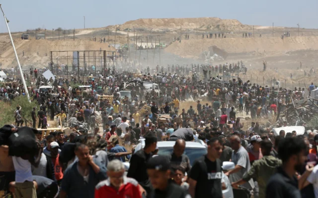 Des Palestiniens déplacés transportant des vivres reviennent d’un centre de distribution dans le centre de la bande de Gaza, le 29 mai 2025. (Crédit : Eyad BABA / AFP) Des Palestiniens déplacés transportant des vivres reviennent d’un centre de distribution dans le centre de la bande de Gaza, le 29 mai 2025. (Crédit : Eyad BABA / AFP)