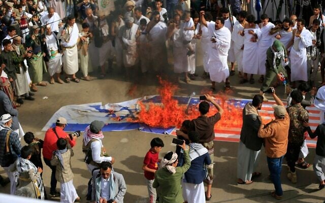 Des Yéménites brûlant des drapeaux israéliens et américains dans la capitale Sanaa, contrôlée par les Houthis, le 30 mai 2025. (Crédit : Mohammed Huwais/AFP) Des Yéménites brûlant des drapeaux israéliens et américains dans la capitale Sanaa, contrôlée par les Houthis, le 30 mai 2025. (Crédit : Mohammed Huwais/AFP)