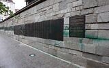 Le Mur des Justes du Mémorial de la Shoah à Paris recouverts de peinture verte, le 31 mai 2025. (Crédit : Thibaud Moritz/AFP)