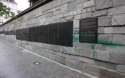 Le Mur des Justes du Mémorial de la Shoah à Paris recouverts de peinture verte, le 31 mai 2025. (Crédit : Thibaud Moritz/AFP)