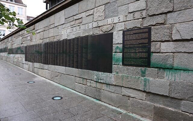 Le Mur des Justes du Mémorial de la Shoah à Paris recouverts de peinture verte, le 31 mai 2025. (Crédit : Thibaud Moritz/AFP) Le Mur des Justes du Mémorial de la Shoah à Paris recouverts de peinture verte, le 31 mai 2025. (Crédit : Thibaud Moritz/AFP)