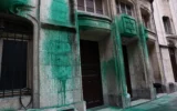 Les murs de la synagogue Agoudas Hakehilos à Paris sont recouverts de peinture verte, le 31 mai 2025. (Crédit : Thibaud Moritz/AFP)
