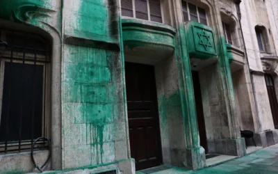 Les murs de la synagogue Agoudas Hakehilos à Paris sont recouverts de peinture verte, le 31 mai 2025. (Crédit : Thibaud Moritz/AFP)