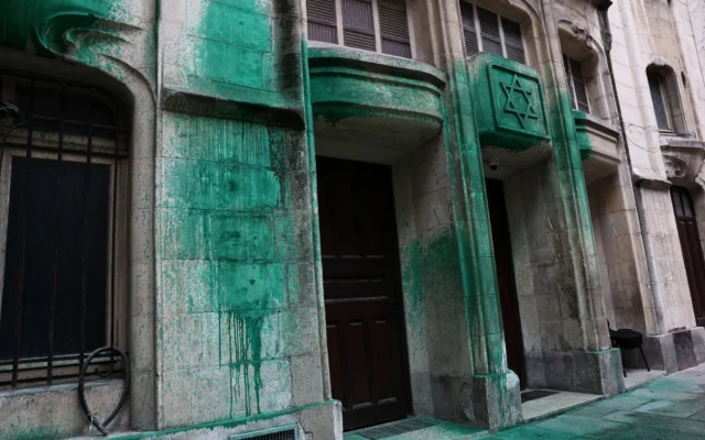 Les murs de la synagogue Agoudas Hakehilos à Paris sont recouverts de peinture verte, le 31 mai 2025. (Crédit : Thibaud Moritz/AFP) Les murs de la synagogue Agoudas Hakehilos à Paris sont recouverts de peinture verte, le 31 mai 2025. (Crédit : Thibaud Moritz/AFP)