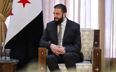 Le président par intérim de la Syrie, Ahmed al-Sharaa, recevant le ministre des Affaires étrangères de l'Arabie saoudite, à Damas, en Syrie, le 31 mai 2025. (Crédit : SANA/AFP)