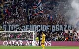 Des supporters brandissant une banderole géante sur laquelle on peut lire « Stop au génocide à Gaza » lors de la finale de la Ligue des champions de l'UEFA entre le Paris Saint-Germain (PSG) et l'Inter Milan, à Munich, dans le sud de l'Allemagne, le 31 mai 2025. (Crédit  : Odd Andersen/AFP)