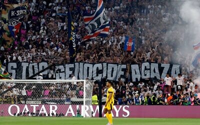 Des supporters brandissant une banderole géante sur laquelle on peut lire « Stop au génocide à Gaza » lors de la finale de la Ligue des champions de l'UEFA entre le Paris Saint-Germain (PSG) et l'Inter Milan, à Munich, dans le sud de l'Allemagne, le 31 mai 2025. (Crédit  : Odd Andersen/AFP)
