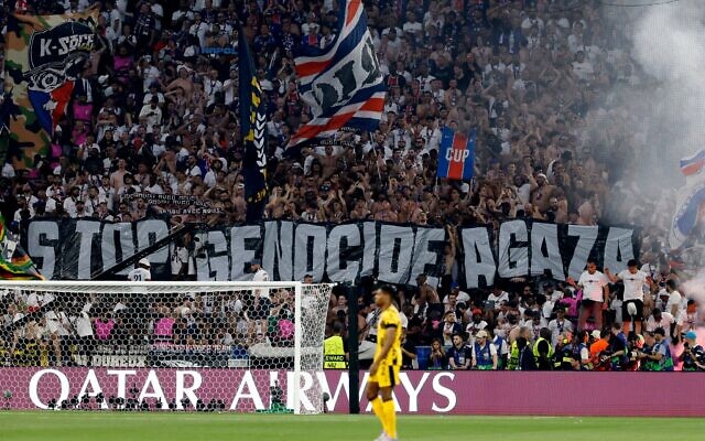 Des supporters brandissant une banderole géante sur laquelle on peut lire « Stop au génocide à Gaza » lors de la finale de la Ligue des champions de l'UEFA entre le Paris Saint-Germain (PSG) et l'Inter Milan, à Munich, dans le sud de l'Allemagne, le 31 mai 2025. (Crédit : Odd Andersen/AFP) Des supporters brandissant une banderole géante sur laquelle on peut lire « Stop au génocide à Gaza » lors de la finale de la Ligue des champions de l'UEFA entre le Paris Saint-Germain (PSG) et l'Inter Milan, à Munich, dans le sud de l'Allemagne, le 31 mai 2025. (Crédit : Odd Andersen/AFP)