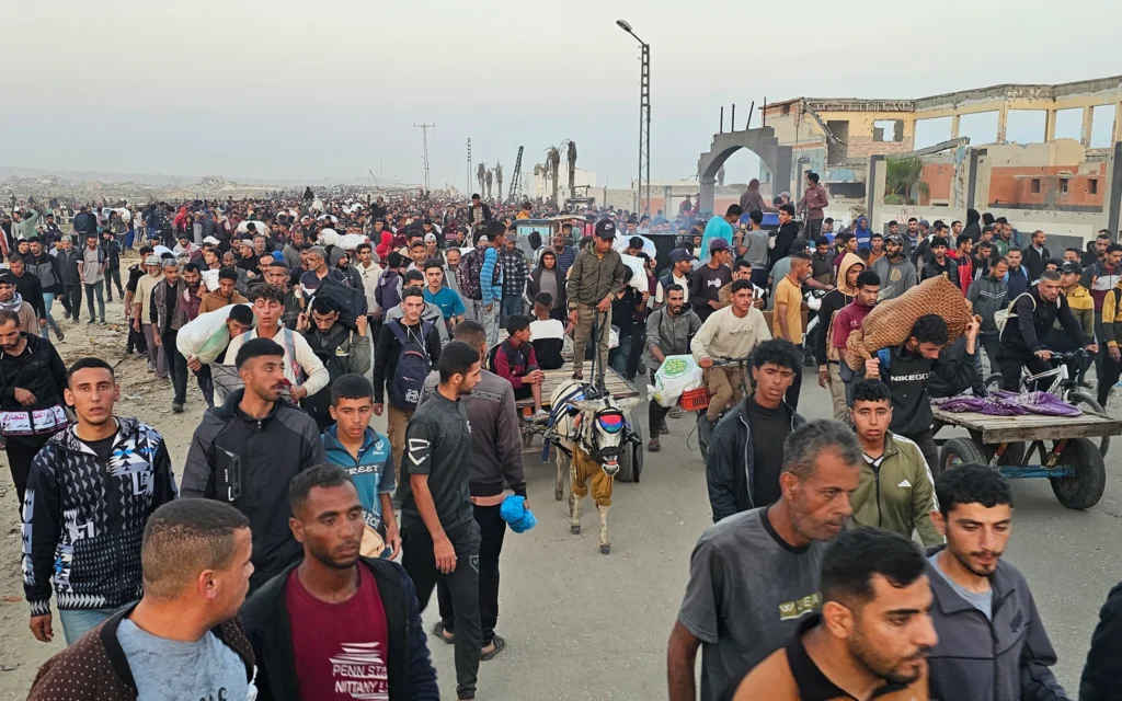 Des Palestiniens reviennent d'un centre de distribution de denrées alimentaires à Rafah, dans le sud de la bande de Gaza, le 1er juin 2025. (Crédit : AFP) Des Palestiniens reviennent d'un centre de distribution de denrées alimentaires à Rafah, dans le sud de la bande de Gaza, le 1er juin 2025. (Crédit : AFP)